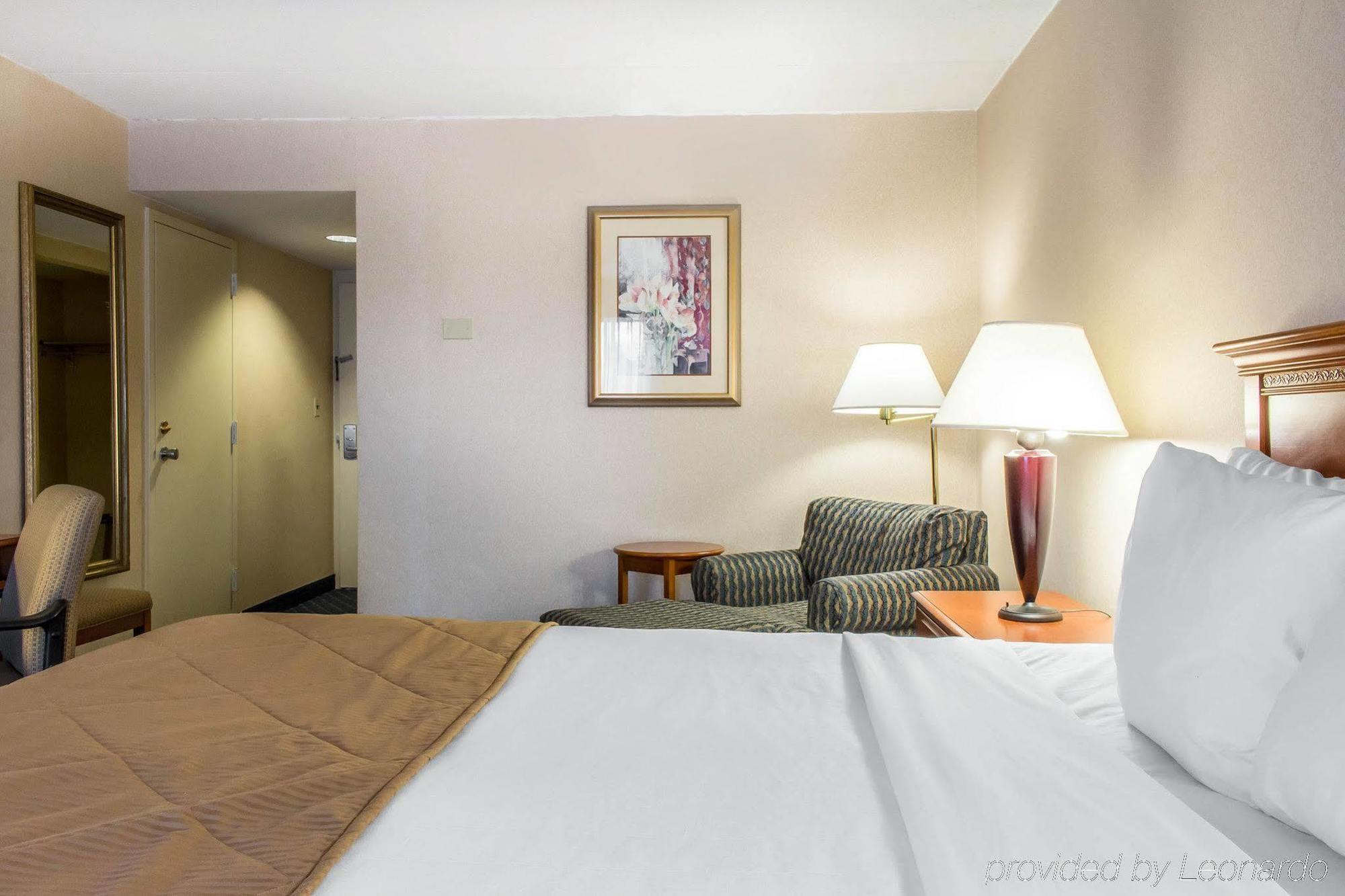 Clarion Hotel & Conference Center Ronkonkoma Exterior photo